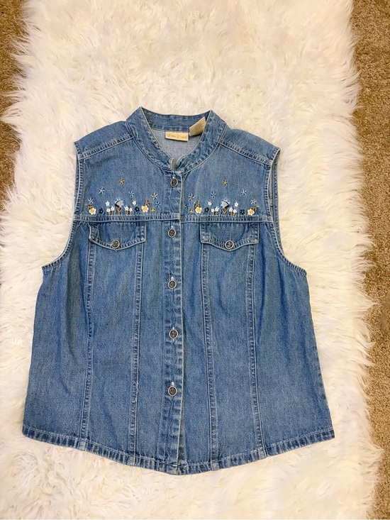 Bobbie Brooks Tops - Vintage Embroidered Denim Vest Floral Button Front